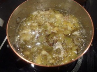 step7: 過程中果汁會慢慢變少,果醬裡的果膠變得濃稠感...為防止黏鍋過程中需稍加攪拌一下。