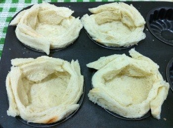 step2: 取出圓形烘摸把麵包以圖排列。