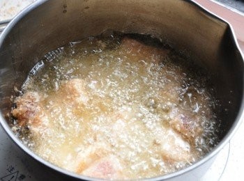 step3: 接著放入油鍋炸至金黃撈起瀝油備用