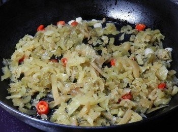 step7: 然後下<span class="group_2">酸菜</span>入鍋拌炒，嗆點米酒加點糖，就可以起鍋囉~