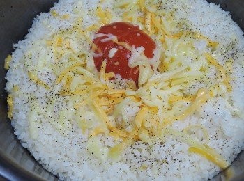 step5: 飯跳開後，加入鹽巴與披薩起司，還有一些橄欖油，用飯匙拌勻