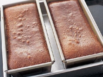 step9: 送入預熱好的烤箱中，溫度調降至130℃，烘烤40分鐘。麵糊膨脹至模具邊緣之後就表示烤好了。觸摸表面時會有黏黏的感覺。