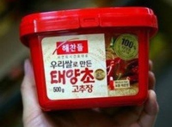 step2: 拿一個小鍋加入韓國辣醬加豬肉湯加拉麵調料包各加一點點