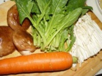 step1: 準備好青菜，菠菜、胡蘿蔔洗淨；金針切掉尾部；香菇切掉尾部，只留傘葉。