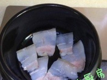 step1: 先把五花肉放在鍋裡煎