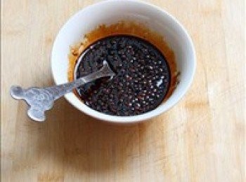 step3: 所有材料混合均勻，做成一碗調料汁備​​用。生抽很鹹了，可以不用放鹽