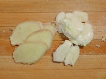 step3: 將蒜用刀拍扁，姜切片，下入鍋中。