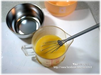 step2: 加入110cc熱的雞高湯，接著拌勻它