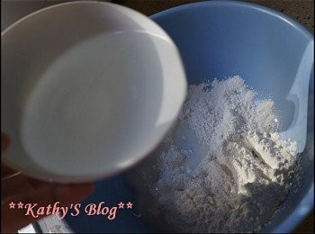 step1: 先糯米粉加暖水搓，之後搓成細細粒~