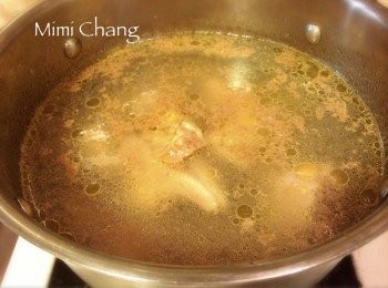 step1: 將生雞腿與冷水一起放入湯鍋中，小火慢煮，不要水滾，煮至雞肉雜質浮出，肉表面熟白，撈起。