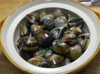 step3: 鋪上滿滿的蛤蜊