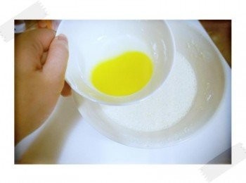 step3: 接著加入溶化的奶油及香草油!! 均勻混和後蓋上保鮮膜放入冰箱冷藏1-2小時~~ 冷藏後的麵糊會比較好操作喔^^