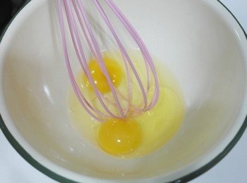 step5: 在容器中打入雞蛋。這次用的是牧草蛋沒有腥味唷 ❤