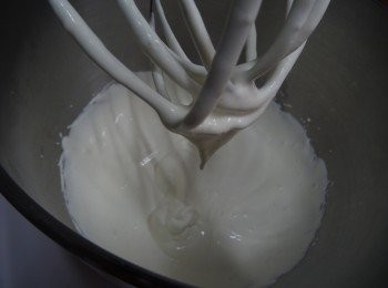 step2: 淡忌廉打起7成，置雪櫃備用 / 

芝士置室溫至軟化，加糖打勻，加牛奶，芒果醬打勻，最後人加入淡忌廉成餡醬