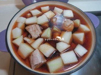 step2: 材料全不放入鑄鐵鍋加水和醬油一起煮滾