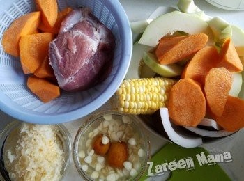 step1: <a href="https://bit.ly/3ANJVUp" target="_blank" data-keyword="豬展" class="guide-link"><strong>豬展</strong></a> <span style="display:inline-block;vertical-align:middle;margin-top:-3px;color:initial;border-radius:3px;padding:2px 3px;font-size:12px;line-height:14px;background:#87d300;color:#fff;">即買</span>  先飛水。木瓜，紅蘿蔔，印度椰子切件。所有材料放滾水，煲3個鐘就得架喇