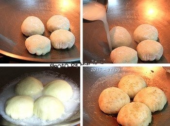 step7: 將煎包擺進油鍋內，
先稍微煎一下底部
然後倒進事先準備好的麵粉水
水量約在能蓋過煎包一半高度的量
蓋上鍋蓋轉中小火煎至水份收乾(約10分鐘)
將底部煎至酥脆，起鍋前灑點芝麻會更香