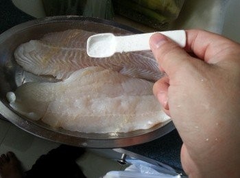 step3: 再灑上鹽醃15分鐘