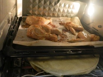 step4: －焗盤放上烘焙紙防沾﹐入焗爐以200度烤至金黃色，拿出來掃上蜜糖，再入爐多烤5分鐘即成