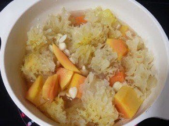 step2: 所有材料隨水落，煲滾後轉中細火煲30分鐘
食得啦!