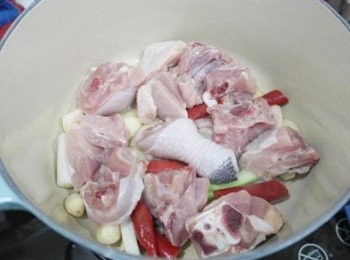 step2: 香味出來後放入雞肉~~