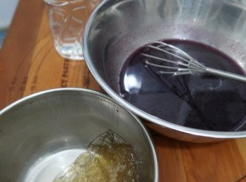 step1: 魚膠片浸軟, 啫哩粉加水混合。