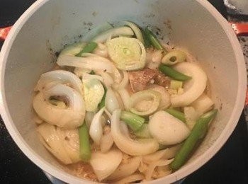 step4: 放入洋蔥、蒜末、薑塊、茴香炒香，並下半茶匙鹽炒勻。