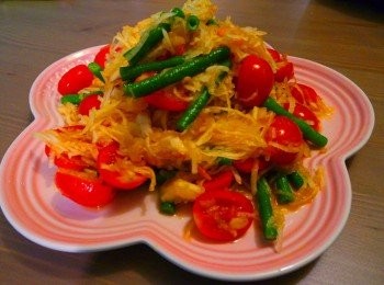 step5: 放到大盤中徹底混合便可上碟

P.S. 可加一些磨碎的炸花生於面會更香~