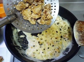 step6: 另起鍋，倒入一大匙的油，將蛋黃炒至出泡，將雞肉放入鍋中拌勻金莎。