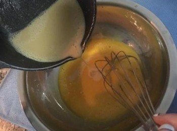 step4: 接著將加熱後的奶油奶茶緩緩倒入打散的蛋液中，要邊倒邊攪拌.