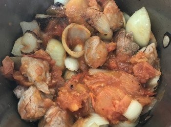 step4: 加入豬柳, 薯仔, 椰菜及蕃茄蓉