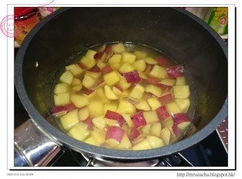 step1: 糖漬蕃薯食譜：
1. 蕃薯洗淨, 切成小粒。浸水15分鐘。
2. 瀝乾水, 放入鍋中, 加入水及糖, 大火煮滾。
3. 轉中火繼續煮8-10分鐘, 直至蕃薯呈透明感。
4. 瀝乾水, 放涼備用。