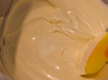 step3: 全程用高速多打大約 7 分鐘，其間分 3 次加入糖粉，最後加入雲尼拿香油。這個步驟完成後，牛油體積會變大，顏色會變淡，變得非常軟滑。