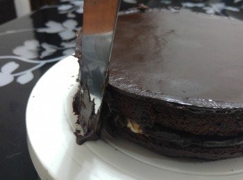 step11: 用抹刀將餘下冷卻後變得稍杰一點的朱古力醬抿片蛋糕邊緣 （這步驟要點技巧， 用轉盤幫助較好, 如朱古力醬冷卻後太杰， 可座一會熱水， 待至合適杰度再繼續)， 再按個人喜好作裝飾便完成。