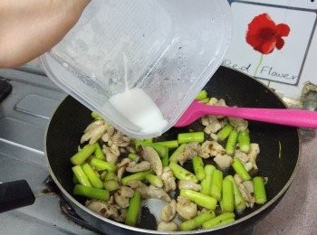 step5: 試味， 最後下適量生粉水埋薄芡便完成。