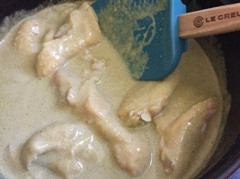 step7: 下雞件中火炒一會，加水，也可加蓋3-4分鐘轉中細火，至雞件熟透