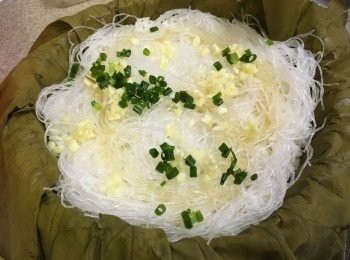 step4: 將瀝乾水份的粉絲鋪在白飯上, 加入少許蔥粒及蒜蓉, 加少許麻油更香味 (若不愛麻油, 蔥粒可減走)