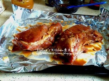 step5: 焗爐放上錫紙 , 將梅頭肉放上 , 肉的兩面分別掃上<span class="group_3">汁料</span> , 再用一張錫紙蓋上