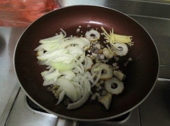 step2: 起鍋下肥豬肉爆出豬油後中小火炸紅蔥頭、蒜頭、薑絲。 炸至金黃色後下竹輪、洋蔥拌炒。