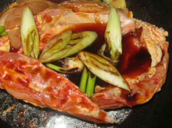 step6: 倒入之前調好嘅醬汁，按煮飯制，跳制後焗10分鐘，將雞翻轉再按煮飯制，跳制後再焗10分鐘，開蓋用筷子篤下雞脾，如冇血水滲出，即成，如有血水滲出可再按一次煮飯制，至雞熟為止！