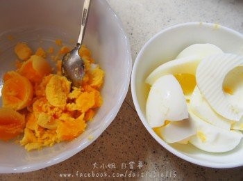 step1: 蛋放在室溫最少兩小時，放入滾水烚12分鐘，立即取出放入冰水冷卻，剝穀備用。