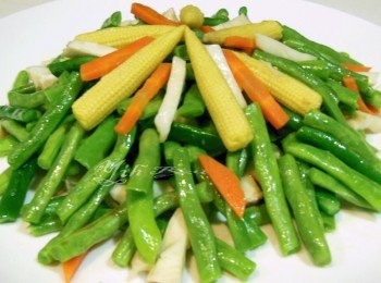 step4: 熱鍋下油先爆香薑片，放入 其他<span class="group_1">材料</span>、<span class="group_3">調味料</span>，蓋上鍋蓋燜一下下待全熟，再加入[川燙<span class="group_1">材料</span>]拌勻即可。