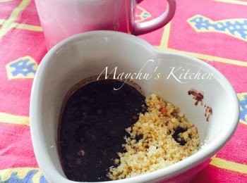 step3: 先用約2湯匙熱水將即沖巧克力粉沖開成濃縮巧克力漿。將巧克力漿倒入曲奇混合物，拌勻。