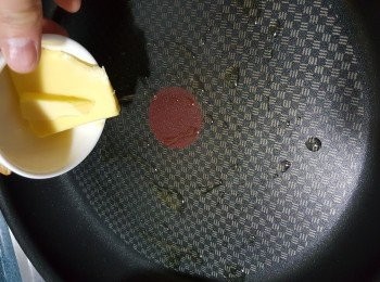 step7: 燒熱鑊,加少許油燒熱後,加入約12g牛油煮溶