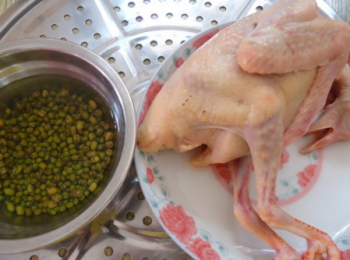 step1: 綠豆提完30分鐘浸泡，然後把鴿子洗乾淨，備用。