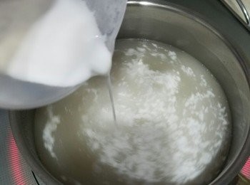 step1: 先煮糖水。將水煲滾，放入冰糖煮溶，試好甜味。

慢慢加入椰醬，一邊攪，一邊確保椰醬同水拌勻，避免有椰塊，之後放涼。