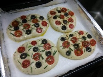 step11: 按個人喜好鋪放 [B] 材料，放入已預熱的焗爐以200c焗約20分鐘，即成。