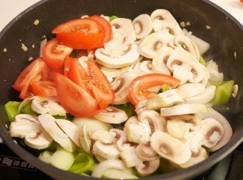 step5: 加入磨菇蕃茄略炒