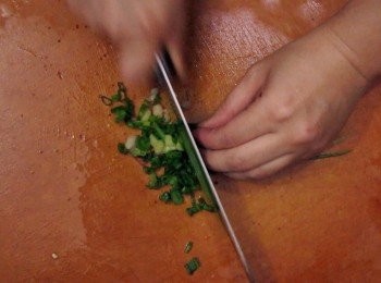 step4: 蔥洗淨去根切粒