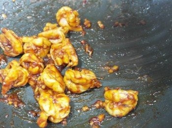 step6: 接著將蝦子倒入一起炒~~炒至蝦子全部都裹上醬汁..收汁即可囉:)